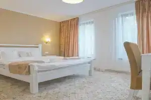 Monarch House, Brasov