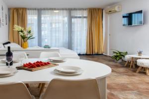 Stylish flat in the TOP centre of by Flat Manager Apartments, Sunny Beach