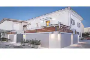 Athena Luxury Apartments, Mesongi