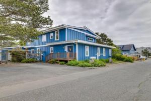 House with Hot Tub and Deck - Walk to Beach!, Seaside