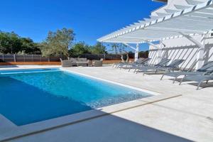 Apartment PASMAN - appartement 50 m2 et piscine, Pakostane
