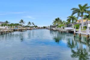 Waterfront home with pool and foosball table Guest house, Marco