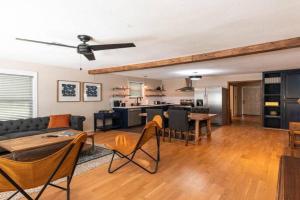 Escape to a Restored 1920s East Bungalow Guest house, Waco