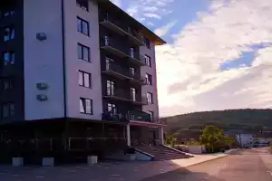 Apartamenti v "Arena Viladzh", Polyana