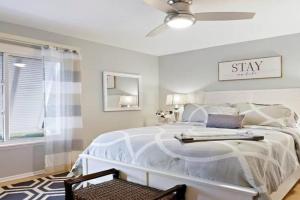 Walk to the Sand, Pool & Hot Tub Waterfront Oasis Guest house, Saint Petersburg