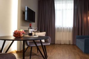 Allurapart Elehant, Kiev