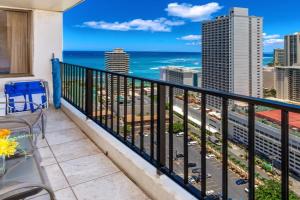 High-Floor Stylish Ocean Views Condo with Parking Apartments, Honolulu
