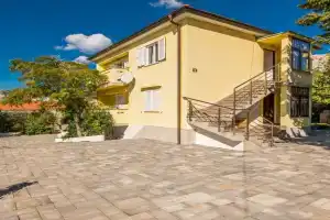 Amazing Apartment In With Wifi, Baska