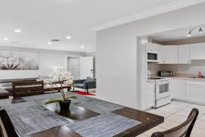 The Home in The Oaks - By Avi Guest house, Fort Lauderdale