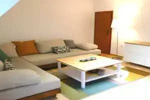 Daun Under Apartments, Daun