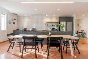 New top floor apt with a lot of light & air-con Apartments, Girona