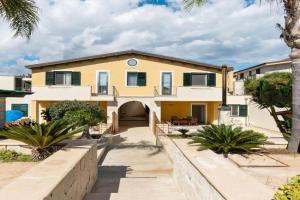 Seaside Apartment with BBQ & Garden, Reitani