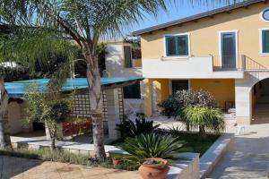 Flat near the sea with air conditioning and patio Apartments, Reitani