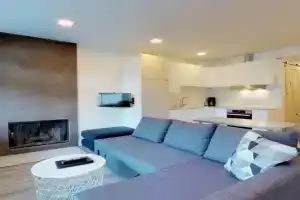 1BR and Sofabed at on the Lake, Lakefront, Serene Setting, Wood Burning Fireplace Guest house, Whistler