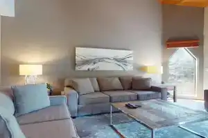 2BR in Ironwood, Fireplace, Common Area Hot Tub, Private Patio, Parking Guest house, Whistler