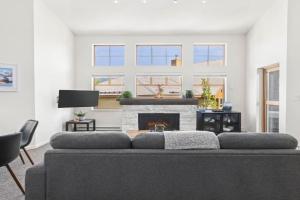 3BR in Tyndall Stone Lodge, Village Location with Olympic Plaza Views, Fireplace, Hot Tub, Whistler