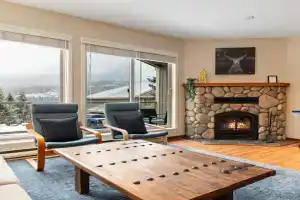 4BR in Blueberry Hill Estates, Lake View, Tranquil Setting, Gourmet Kitchen, Family Sized Guest house, Whistler