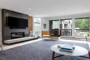 2BR in The Gables, Steps to Gondolas, Heated Floors, Private Balcony, Fireplace Guest house, Whistler