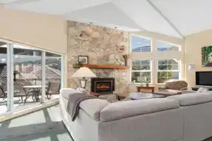 2BR in The Lynx, Family Sized, Mountain Views, Private Balcony, Tranquil Location, Parking Guest house, Whistler
