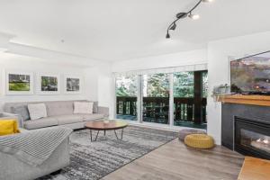 3BR in Lagoons, King Bed, Private Hot Tub, Private Balcony, Village Location, Parking, Whistler