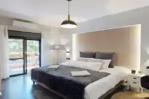 King George in the center of Apartments, Jerusalem
