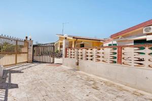 Beachside Getaway w Garden Apartments, Reitani