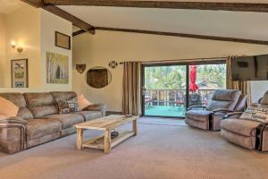 Walk to Town Updated Cabin with 2 Decks! Guest house, Frisco