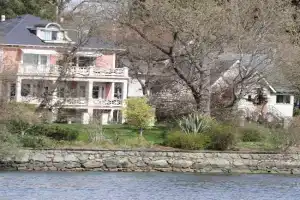 Lipton Place by Elegant Waterfront Guest house, Victoria