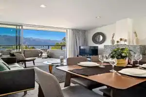 Toru - Eclectic Apartment with Delightful Lake Views, Queenstown