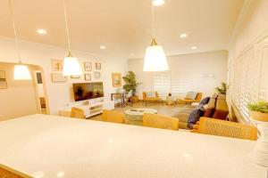 1000#1 Contemporary Home w/ Parking, Grill, & AC! Apartments, Newport Beach