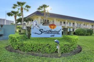 Peaceful condo with pool and brief walk to beach Guest house, Marco