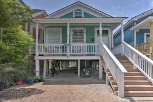Home with Patio and Grill 2 Mi to Seawall! Guest house, Galveston