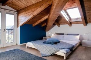 Modern Luxury Attic - byMyHomeInComo Apartments, Como