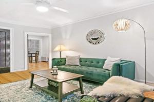 1BR Modern Lakeview Apt close to Dining - Oakdale 2S Apartments, Chicago
