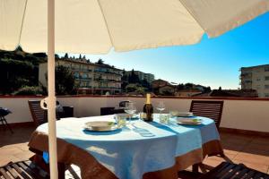 Casa con grande terrazza, AC, wifi, posto auto e vicino al mare, Imperia