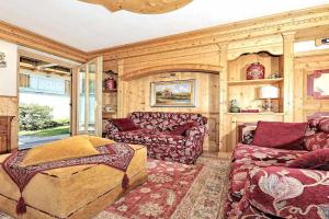Luxury Apt Dolomites 2 Apartments, Carisolo