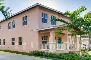The Pink House - Bask in Style Steps from the Convention Center, West Palm Beach