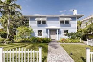 The Periwinkle House - Bask Poolside at this Sunlit West Palm Retreat, West Palm Beach