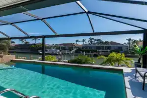 "The Lighthouse" l Gorgeous Waterfront 3 Bed with Quick Access to Gulf, Marco