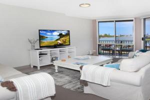 3 bedroom unit with views of Marina, close to beach, Mooloolaba