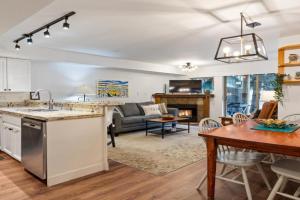 3BR in Valhalla, Village Location, Communal Hot Tub, Gas Fireplace, Parking, Whistler