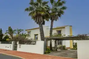 Chalet Sol y Mar by Ĥ, Isla de Canela