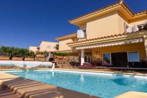 Sea Edge Friendly Holiday Home, San Agustin