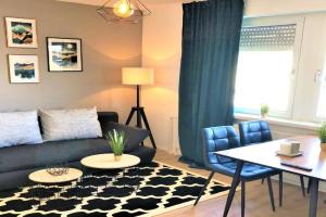 3Rooms Central-Modern- The Alps by Lakescape FeWos, Friedrichshafen