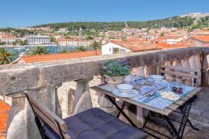 Villa Royale - 5 Bedroom Central Villa - Indoor Pool - Stunning!, Hvar