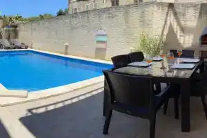 400 year old converted farmhouse with private pool, Xaghra