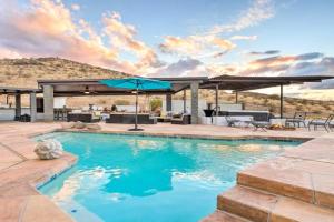 11 Mi to Dtwn! Mtn-View Retreat with Hot Tub Guest house, Phoenix