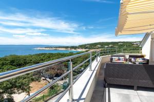 Beautiful Apartment In With Wifi, Povile
