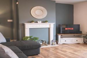 Stunning 3-Bed house in by 53 Degrees Property, ideal for Contractors & Families, FREE Parking - Sleeps 7, Chester