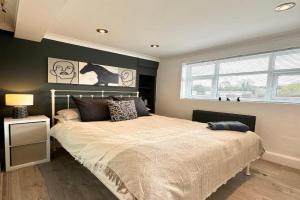 Chester's - Central Stays - City Walls - Private Garden Overlooking River Dee Apartments, Chester